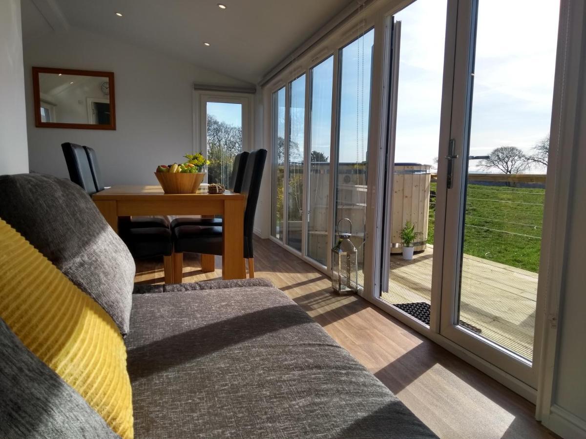Cleeves Cabins Ailsa Luxury Lodge With Hot Tub Dalry  Eksteriør bilde