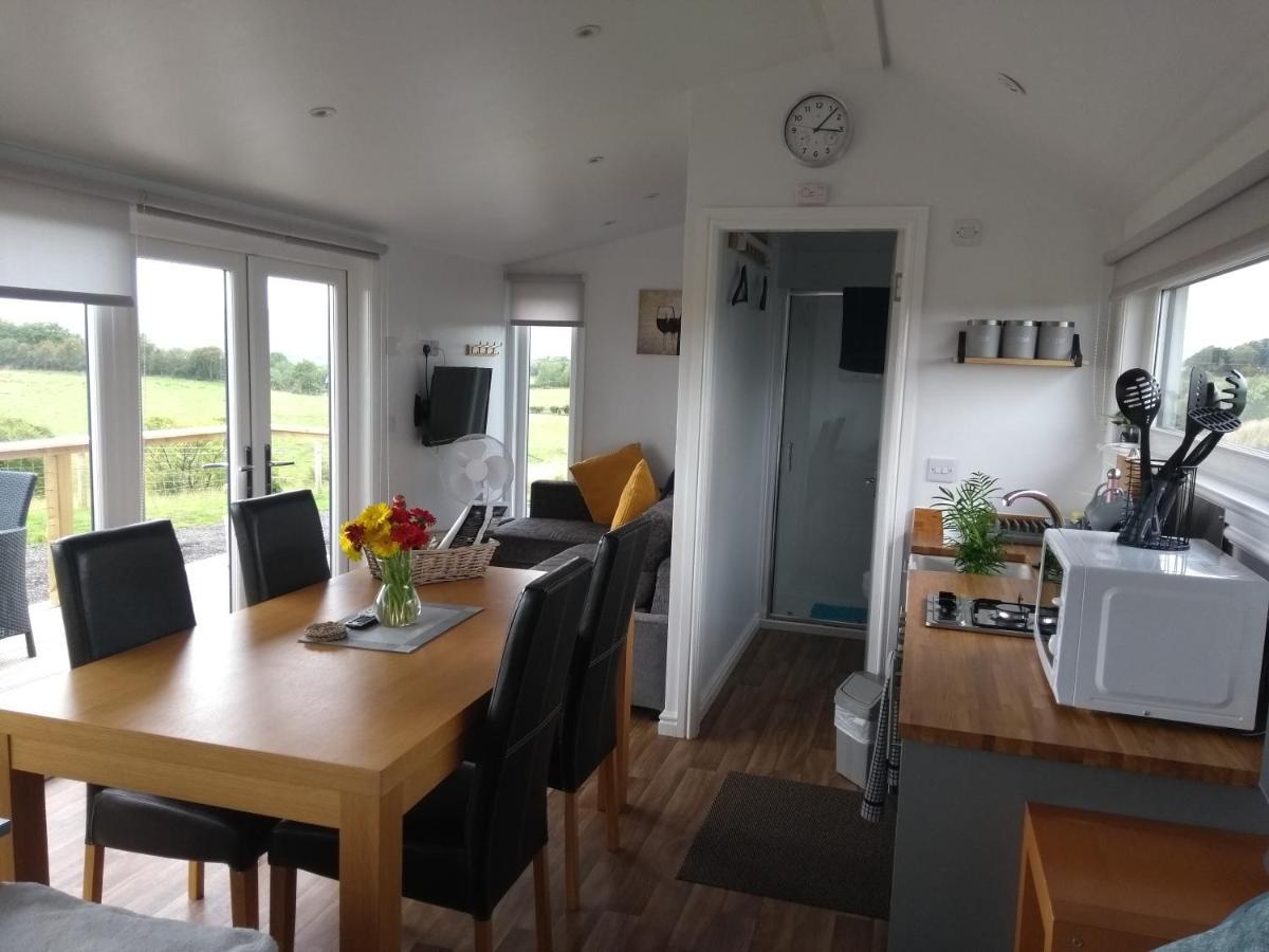Cleeves Cabins Ailsa Luxury Lodge With Hot Tub Dalry  Eksteriør bilde