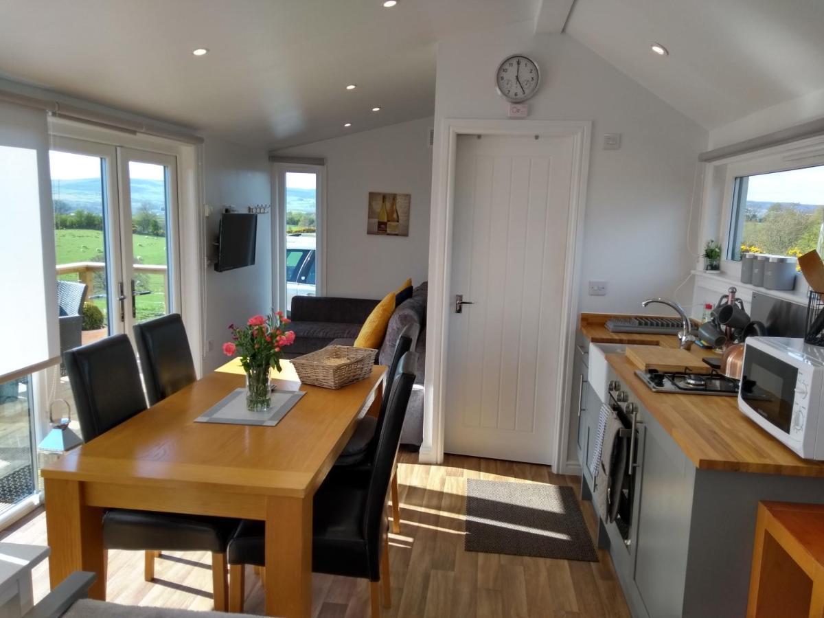 Cleeves Cabins Ailsa Luxury Lodge With Hot Tub Dalry  Eksteriør bilde