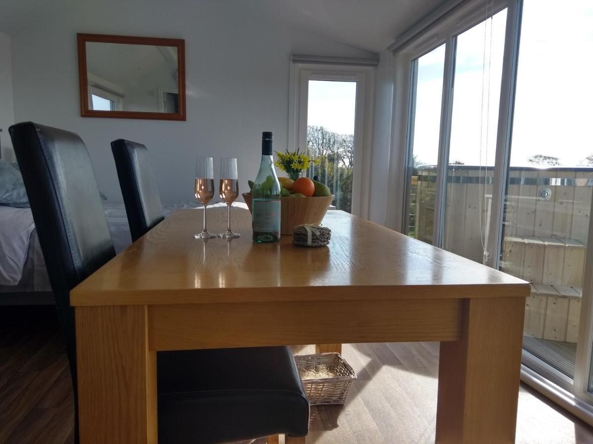 Cleeves Cabins Ailsa Luxury Lodge With Hot Tub Dalry  Eksteriør bilde