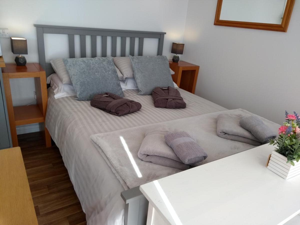 Cleeves Cabins Ailsa Luxury Lodge With Hot Tub Dalry  Eksteriør bilde