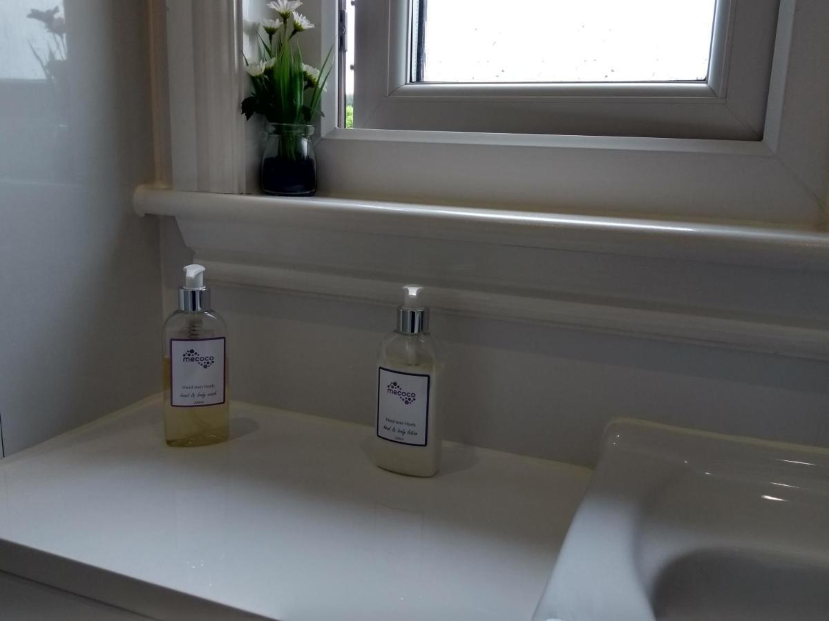 Cleeves Cabins Ailsa Luxury Lodge With Hot Tub Dalry  Eksteriør bilde